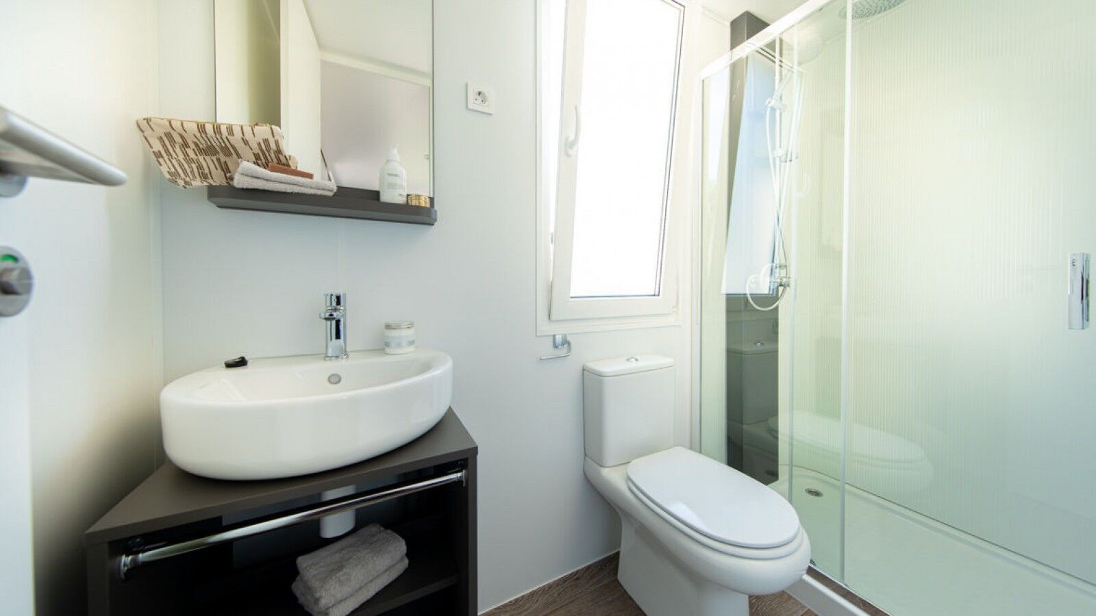 Badkamer met douche en toilet