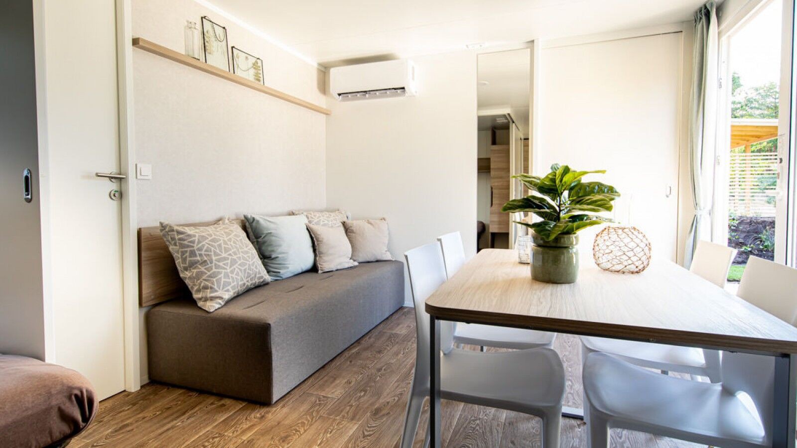 Living met airco en eettafel
