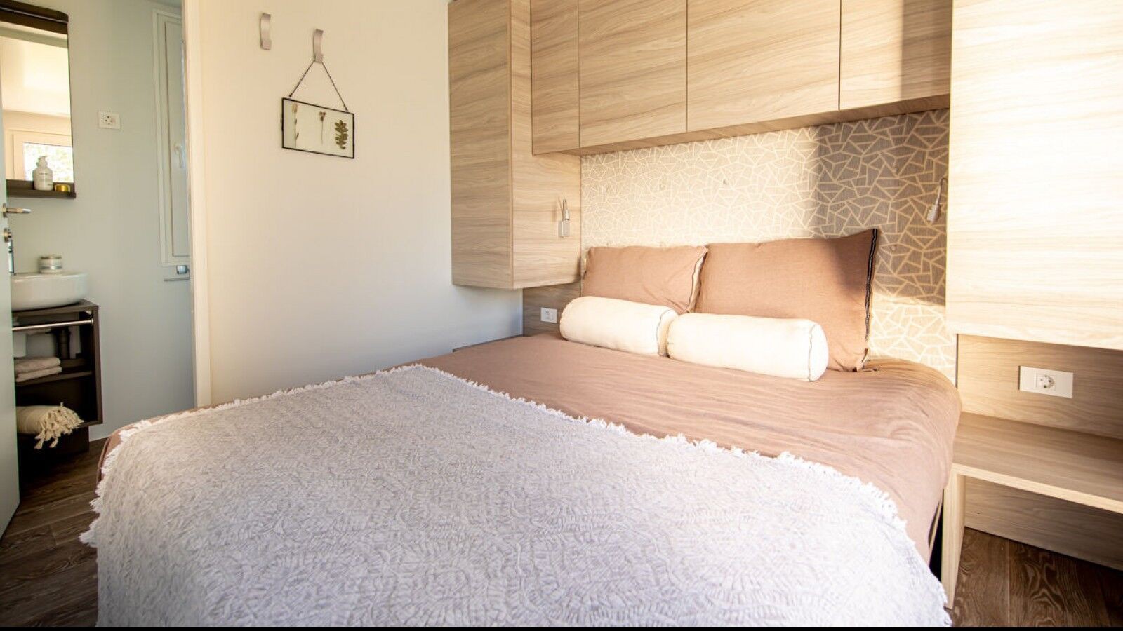 Hoofdslaapkamer met tweepersoonsbed