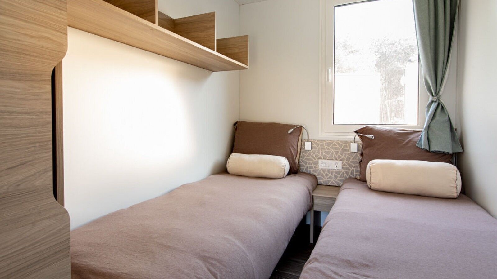 Slaapkamer met twee eenpersoonsbedden