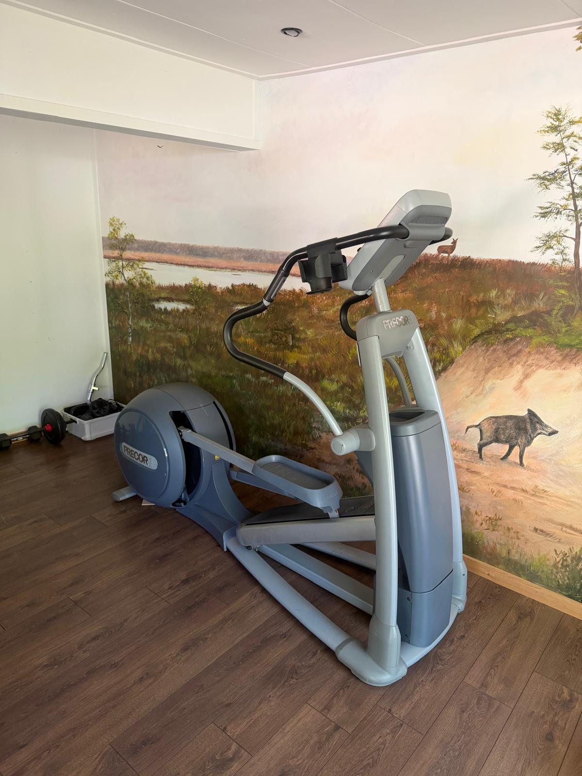 Precor elliptical crosstrainer — zijaanzicht